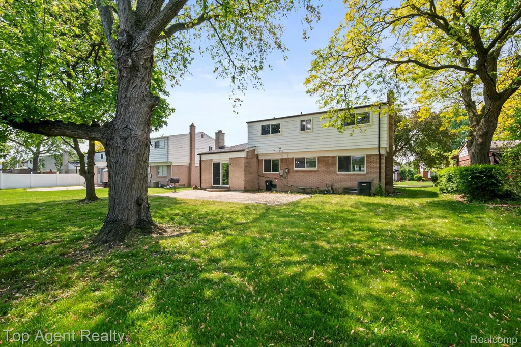 27370 Selkirk Street Southfield City MI 48076