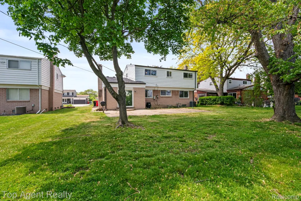 27370 Selkirk Street Southfield City MI 48076