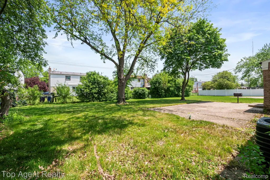 27370 Selkirk Street Southfield City MI 48076