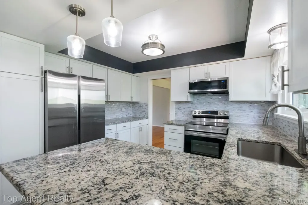 27370 Selkirk Street Southfield City MI 48076