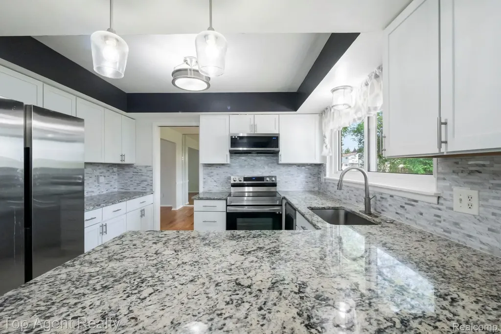 27370 Selkirk Street Southfield City MI 48076