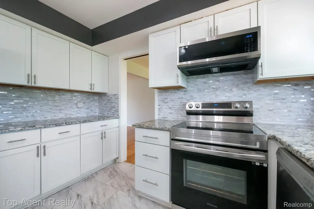 27370 Selkirk Street Southfield City MI 48076