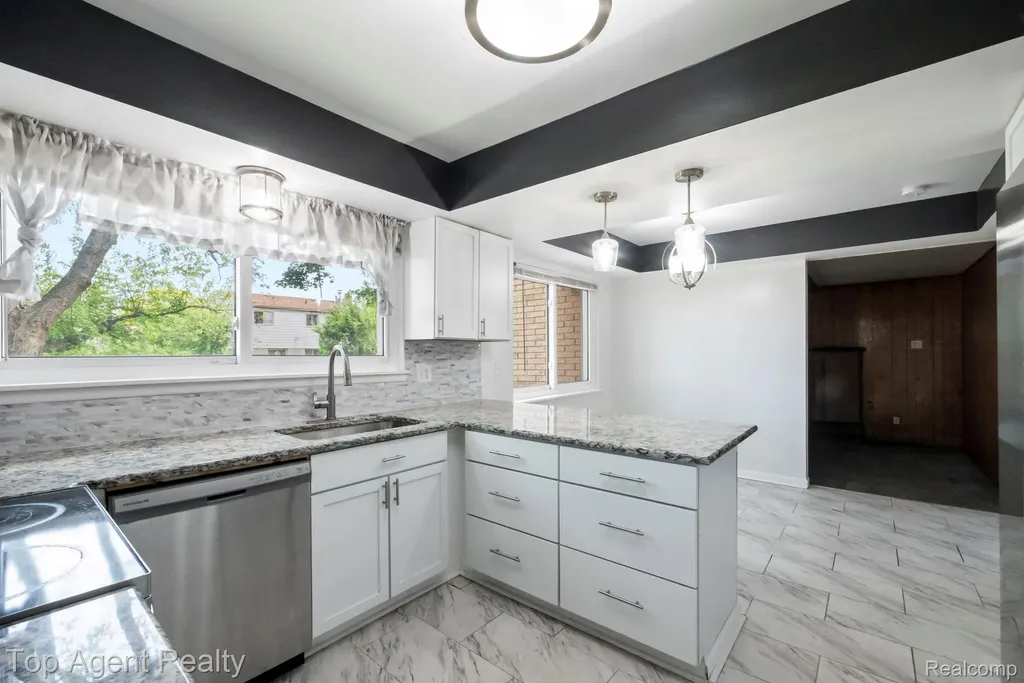 27370 Selkirk Street Southfield City MI 48076