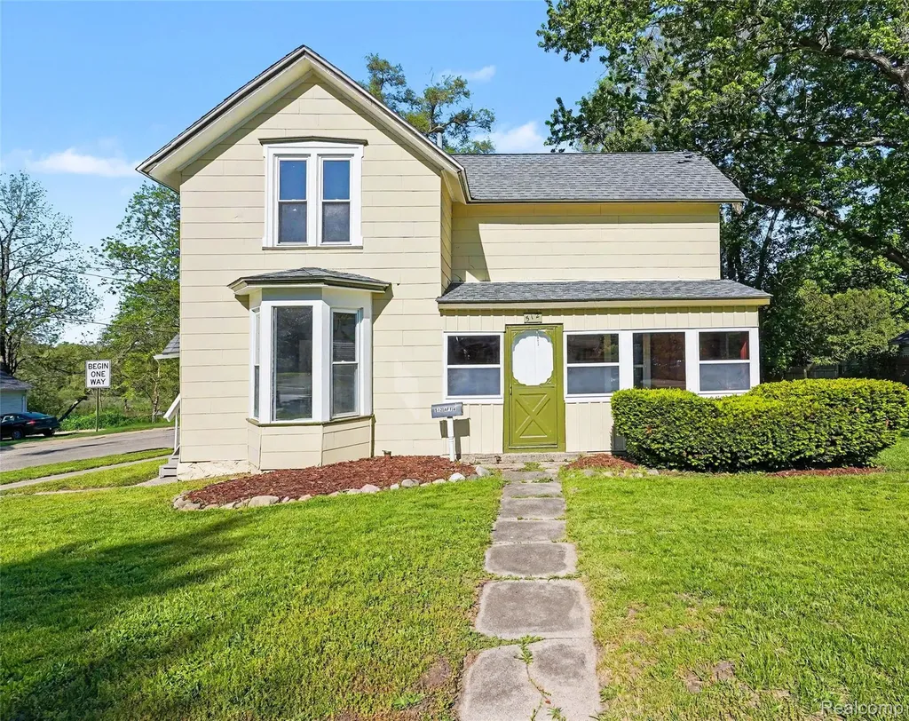 512 S Broad Street Holly Village MI 48442
