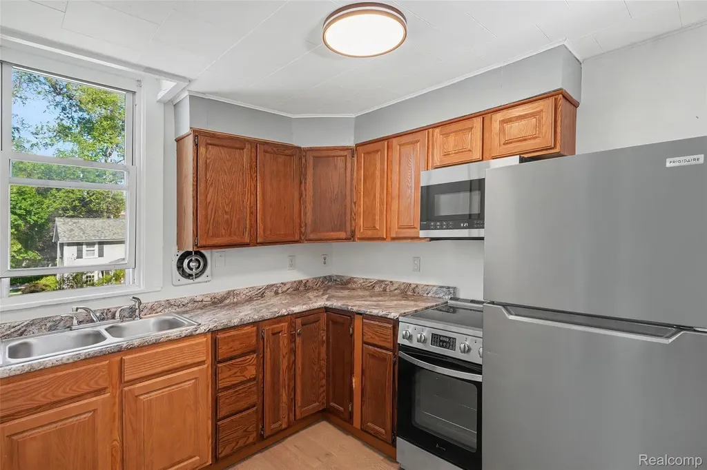 512 S Broad Street Holly Village MI 48442