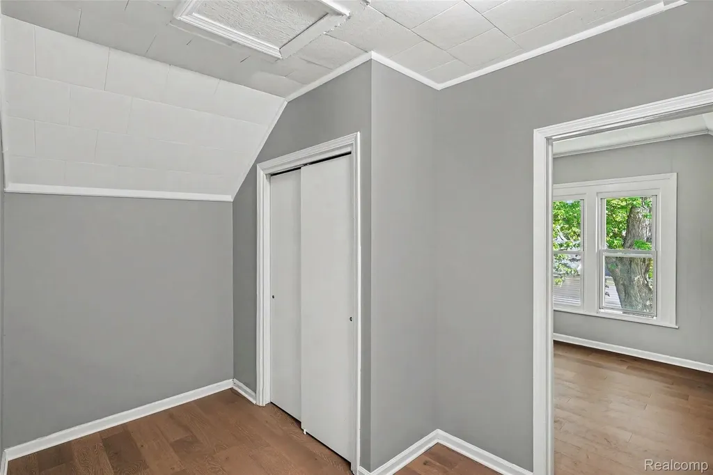 512 S Broad Street Holly Village MI 48442