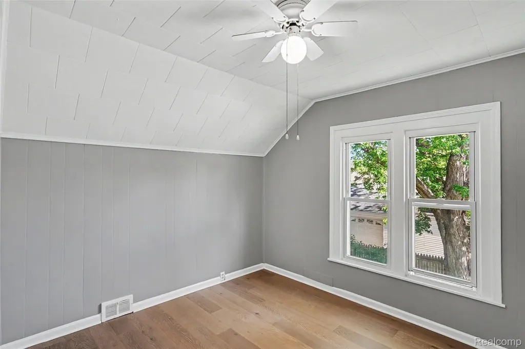 512 S Broad Street Holly Village MI 48442