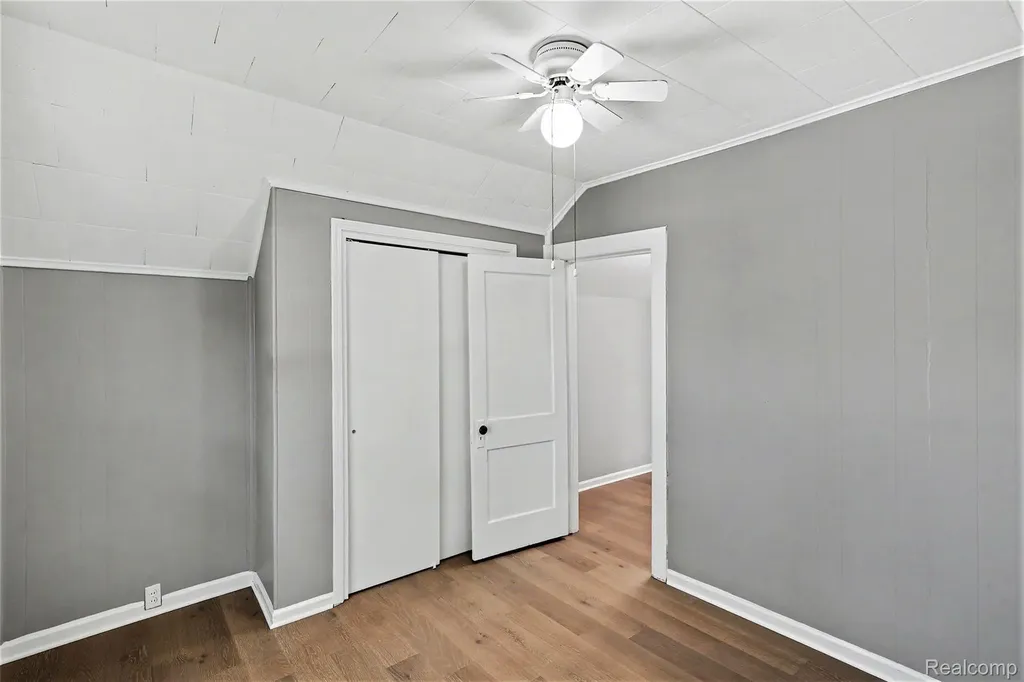 512 S Broad Street Holly Village MI 48442