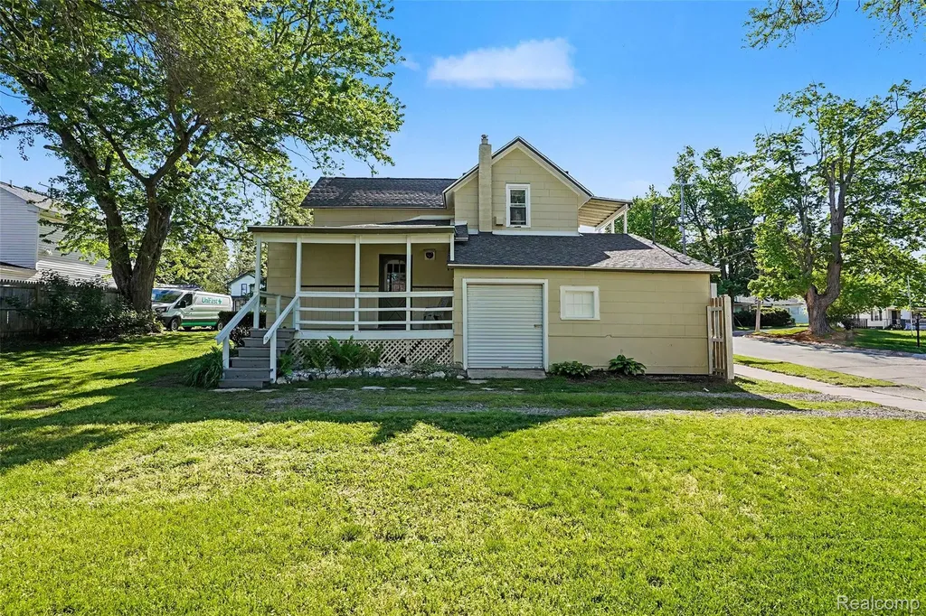 512 S Broad Street Holly Village MI 48442