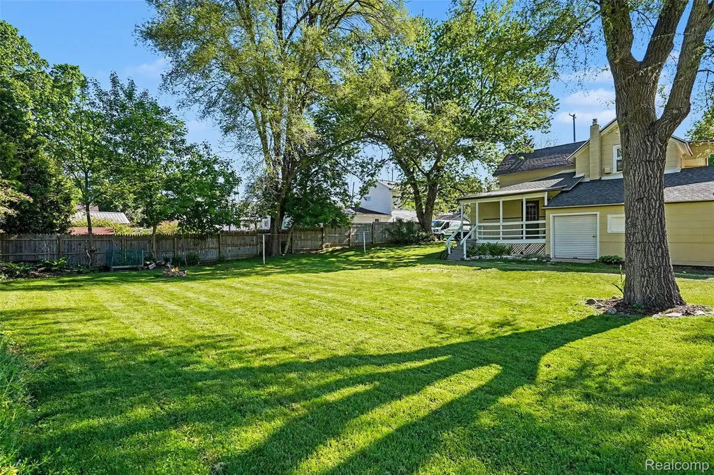 512 S Broad Street Holly Village MI 48442