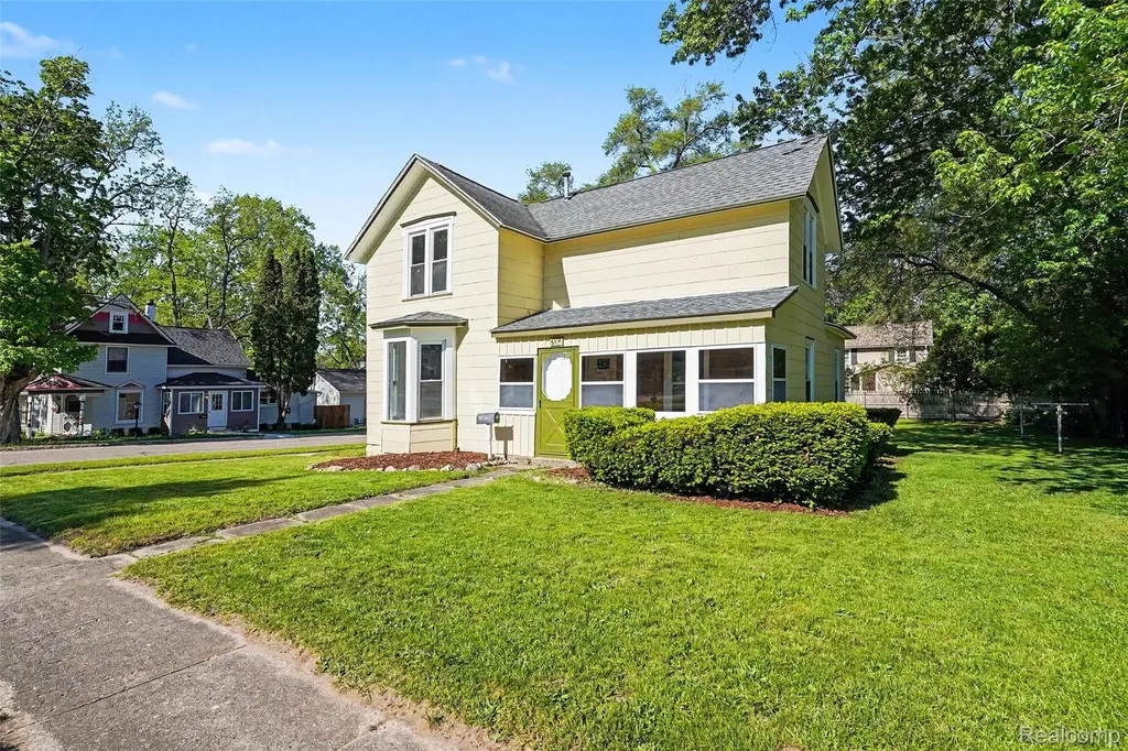 512 S Broad Street Holly Village MI 48442