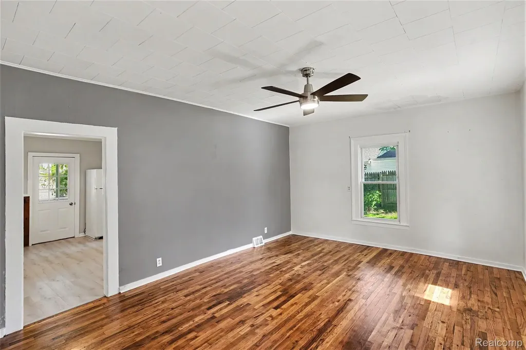 512 S Broad Street Holly Village MI 48442