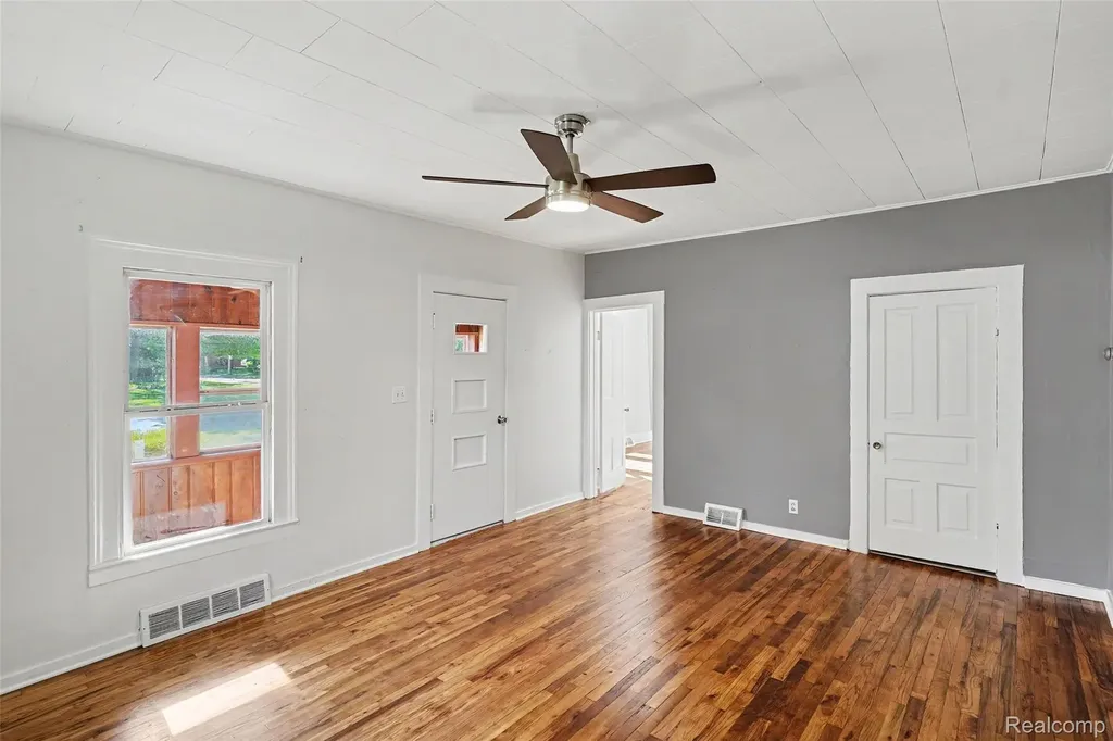 512 S Broad Street Holly Village MI 48442