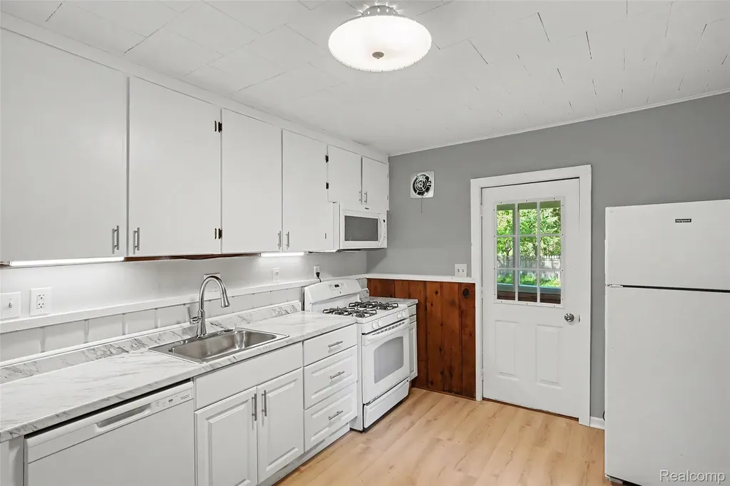512 S Broad Street Holly Village MI 48442