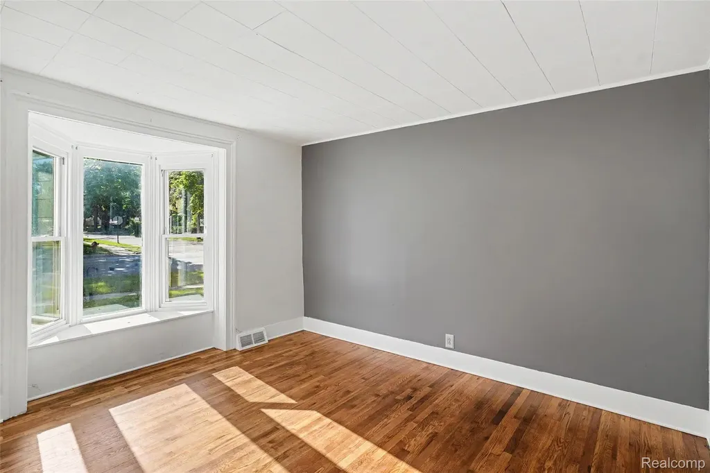 512 S Broad Street Holly Village MI 48442