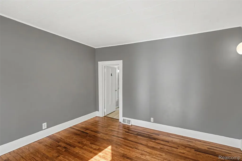 512 S Broad Street Holly Village MI 48442