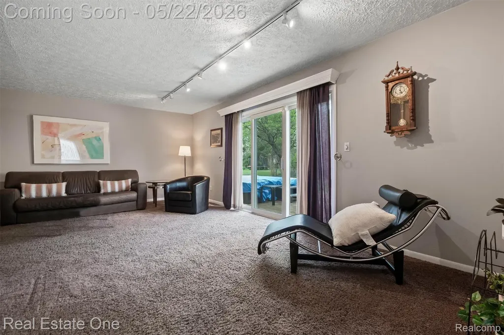 489 Evaline Drive Troy City MI 48085