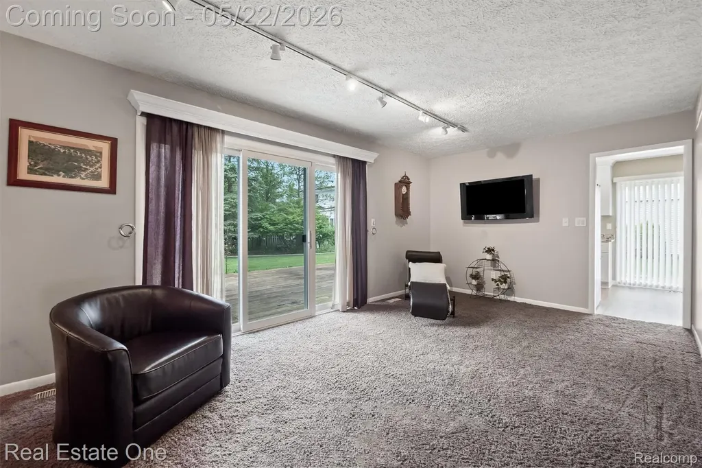489 Evaline Drive Troy City MI 48085