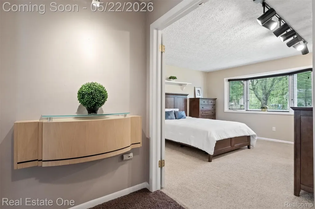 489 Evaline Drive Troy City MI 48085