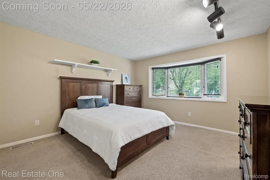 489 Evaline Drive Troy City MI 48085