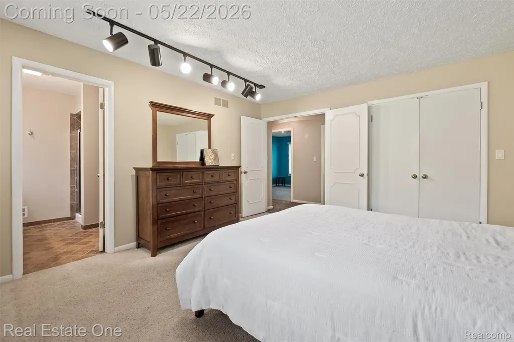489 Evaline Drive Troy City MI 48085