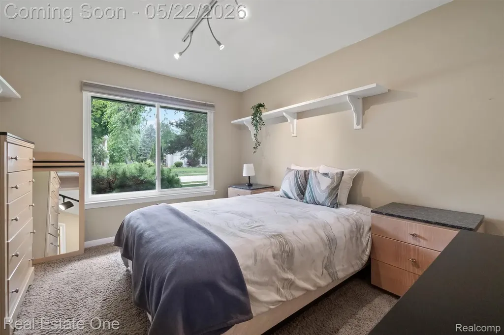 489 Evaline Drive Troy City MI 48085