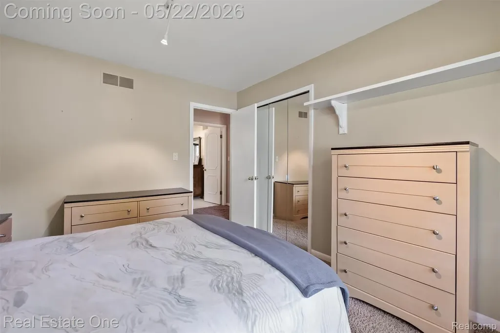 489 Evaline Drive Troy City MI 48085