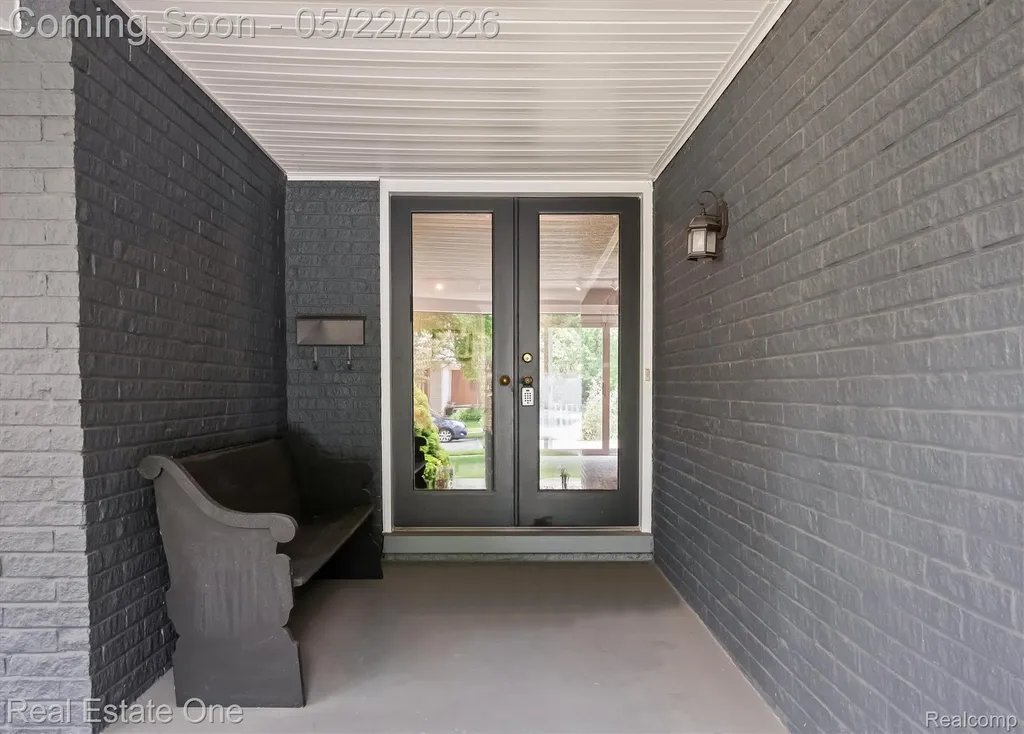 489 Evaline Drive Troy City MI 48085