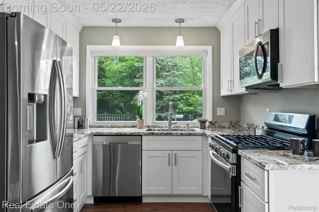 489 Evaline Drive Troy City MI 48085