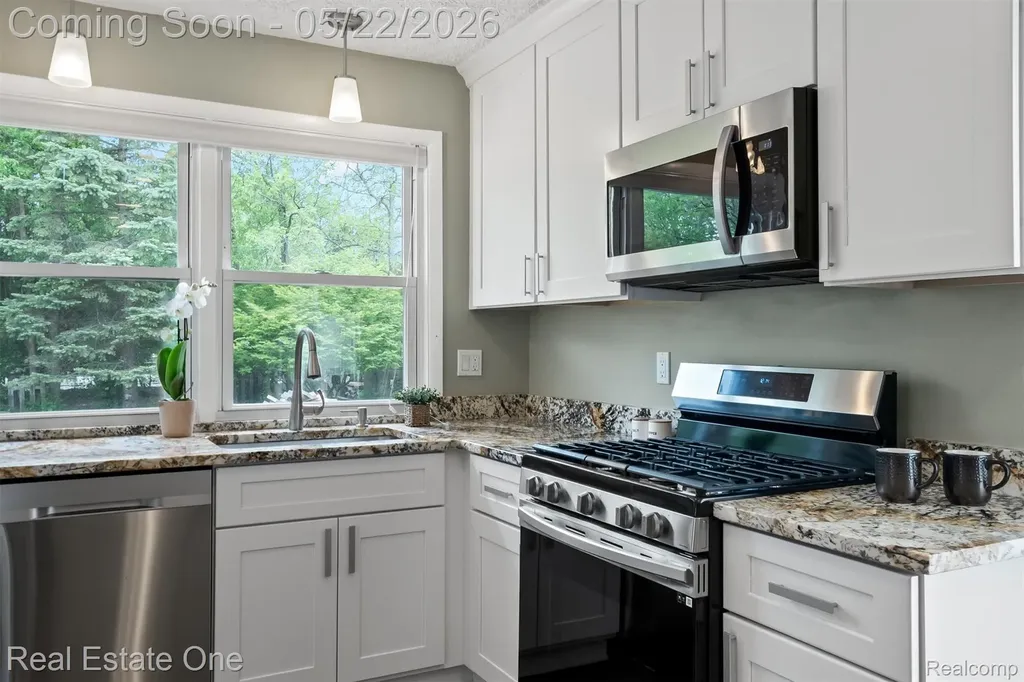 489 Evaline Drive Troy City MI 48085