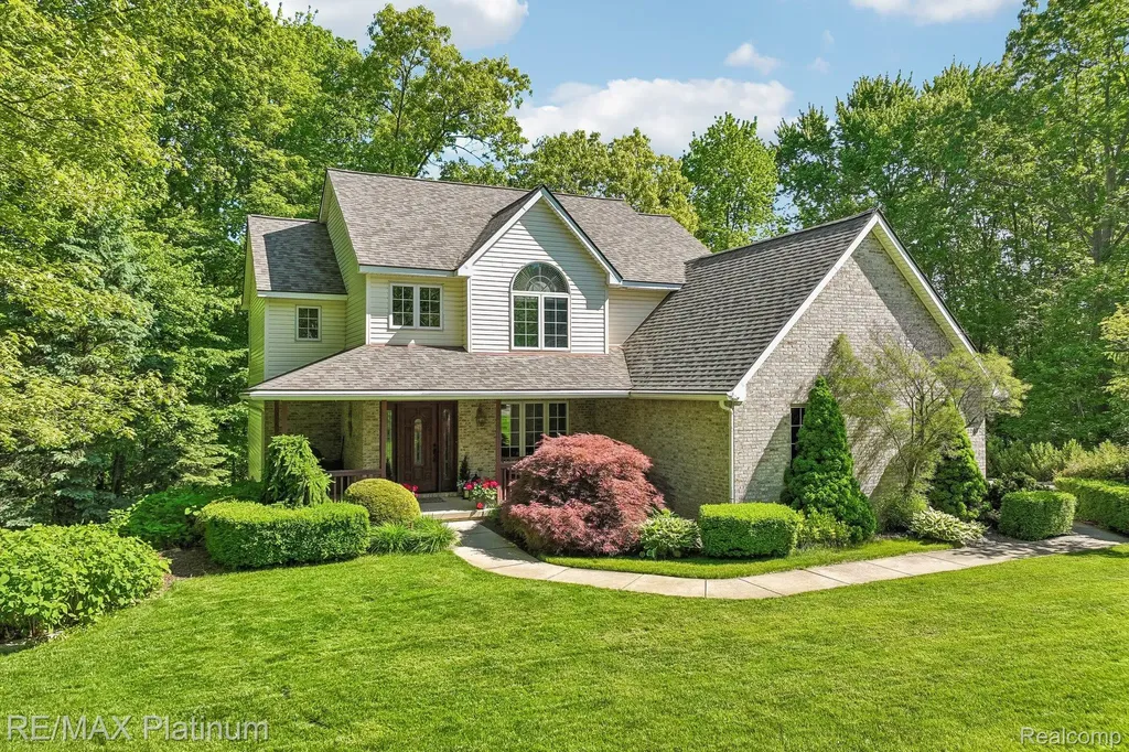 2260 Moorland's View Oceola Township MI 48855