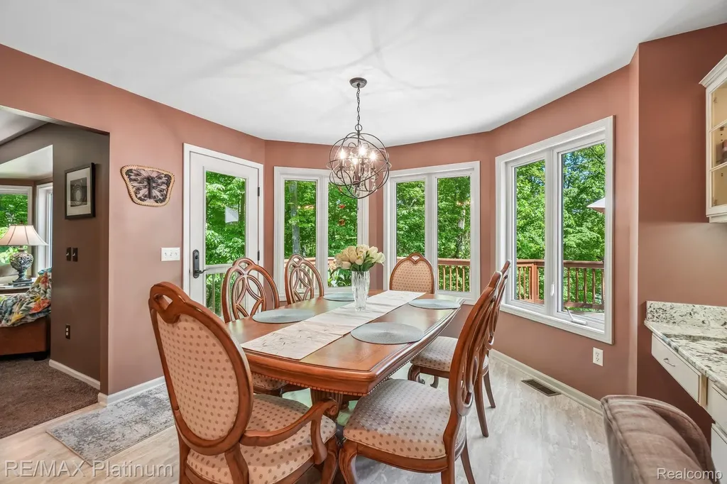 2260 Moorland's View Oceola Township MI 48855