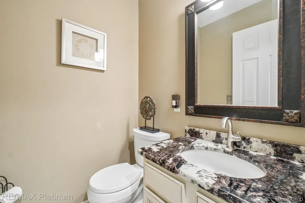 2260 Moorland's View Oceola Township MI 48855