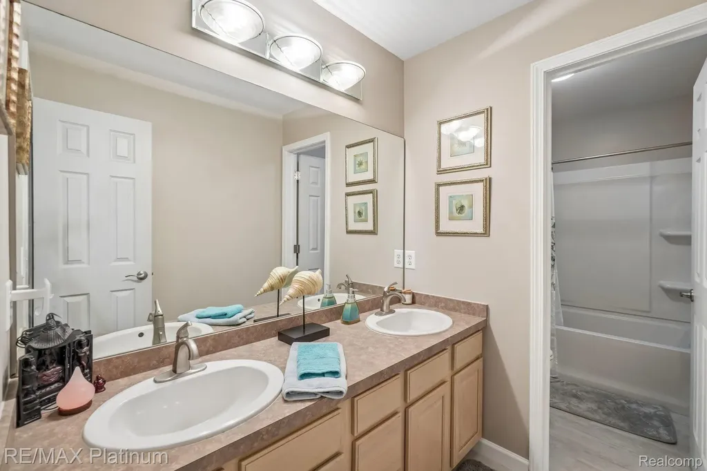 2260 Moorland's View Oceola Township MI 48855
