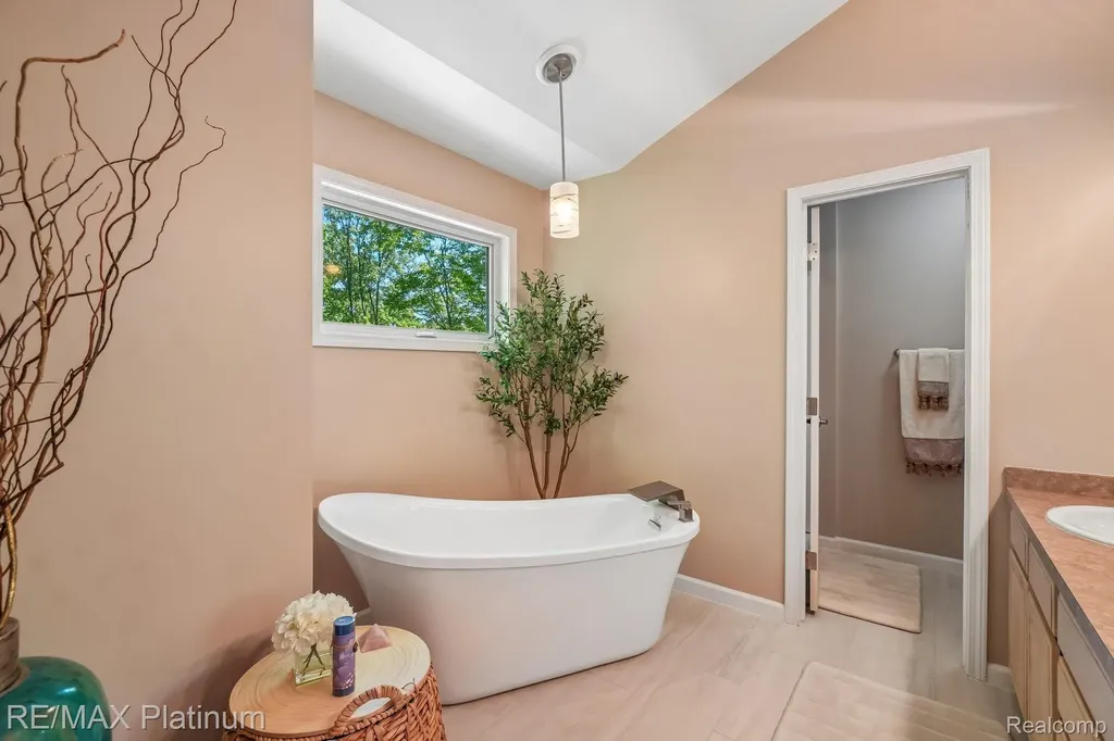 2260 Moorland's View Oceola Township MI 48855