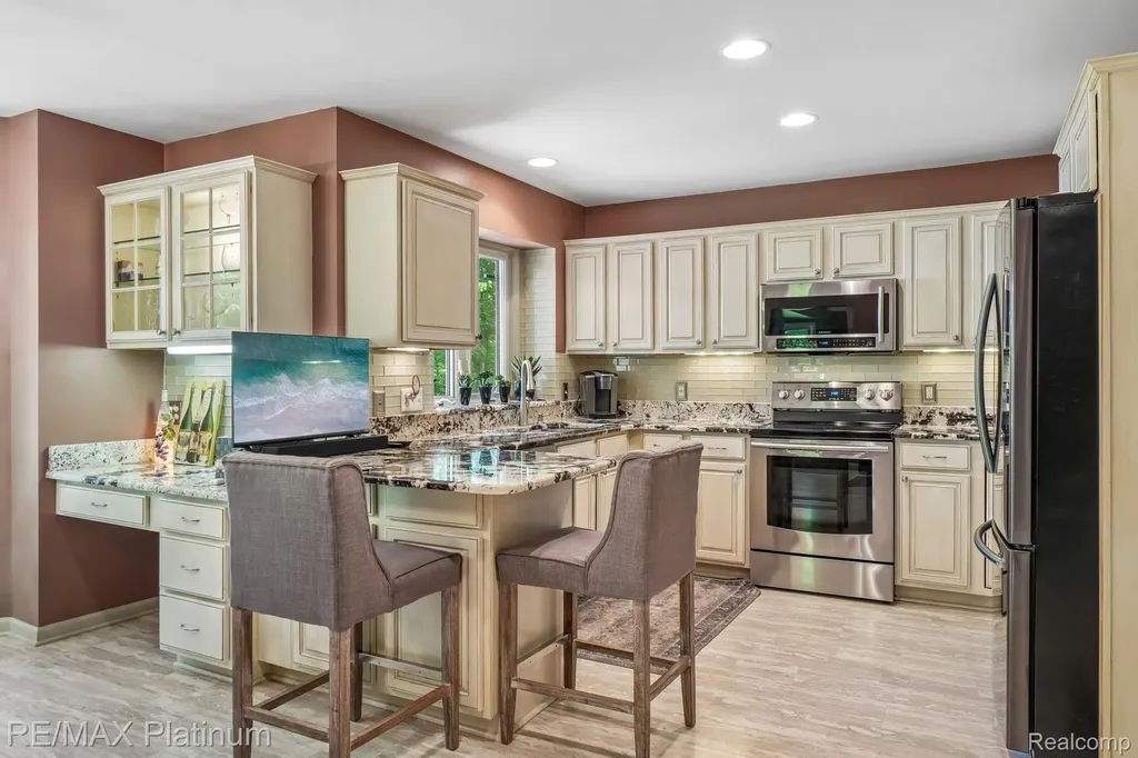 2260 Moorland's View Oceola Township MI 48855