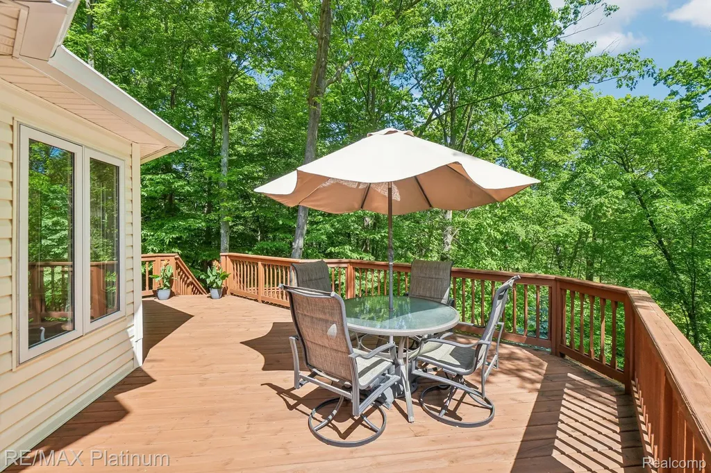 2260 Moorland's View Oceola Township MI 48855