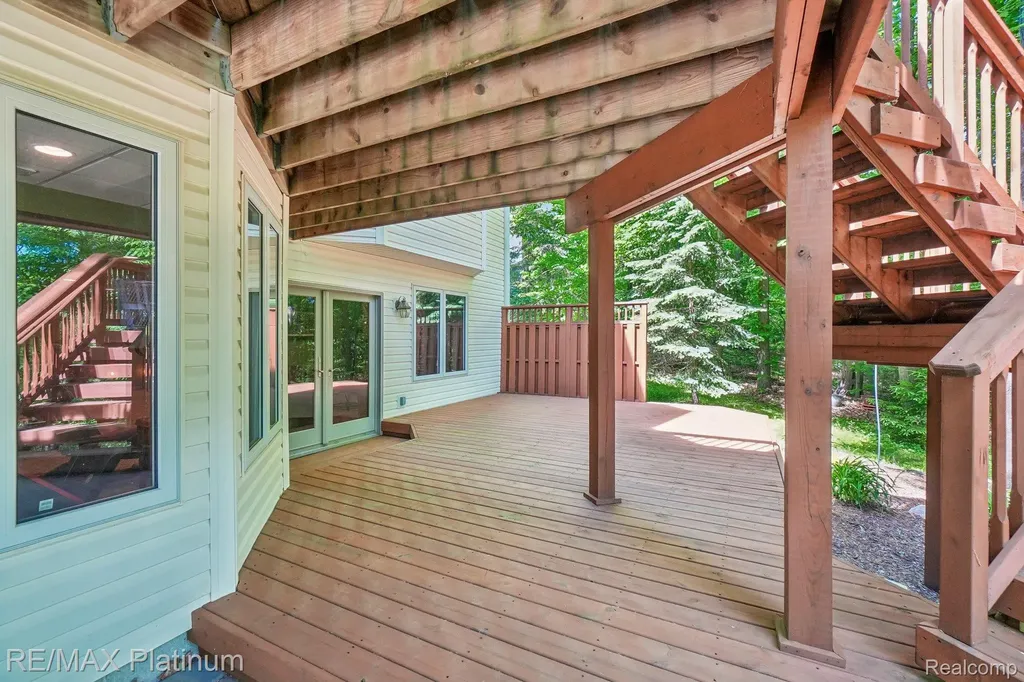 2260 Moorland's View Oceola Township MI 48855
