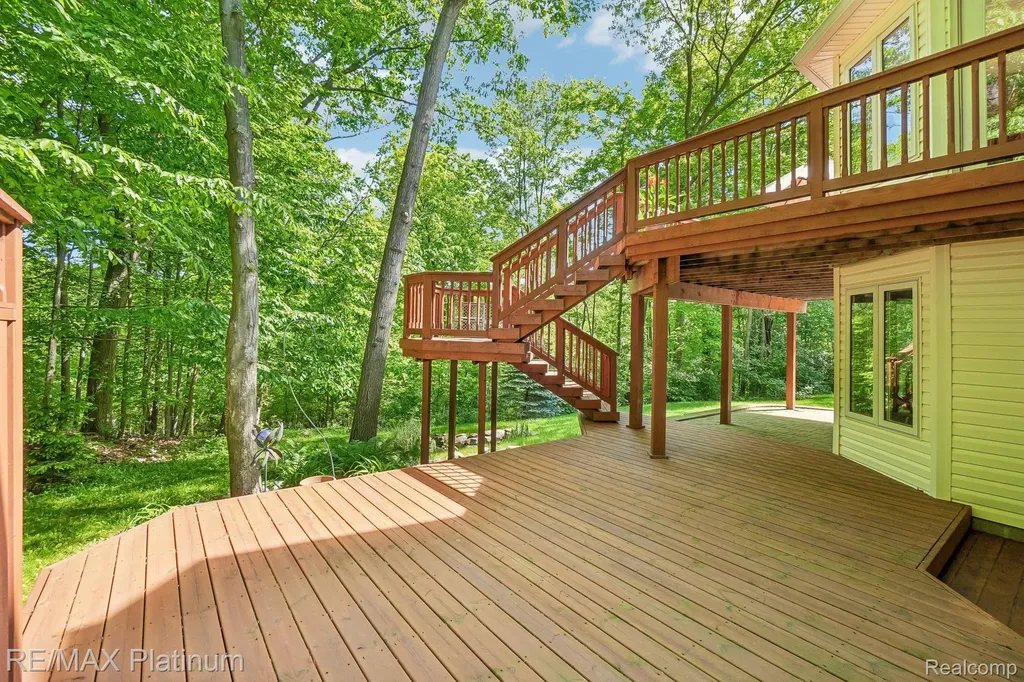 2260 Moorland's View Oceola Township MI 48855