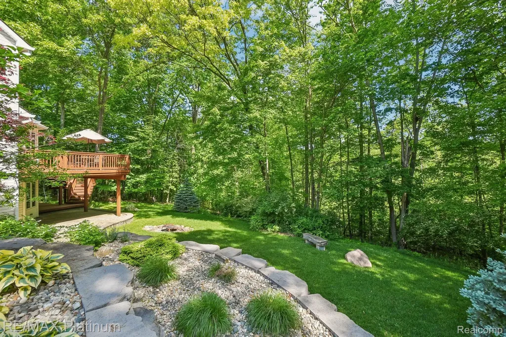2260 Moorland's View Oceola Township MI 48855