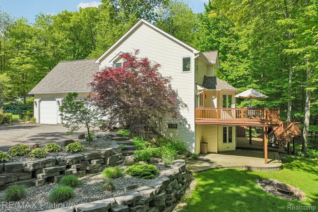 2260 Moorland's View Oceola Township MI 48855