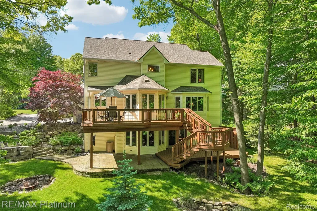 2260 Moorland's View Oceola Township MI 48855