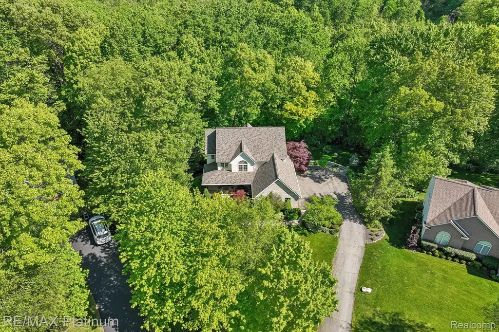 2260 Moorland's View Oceola Township MI 48855