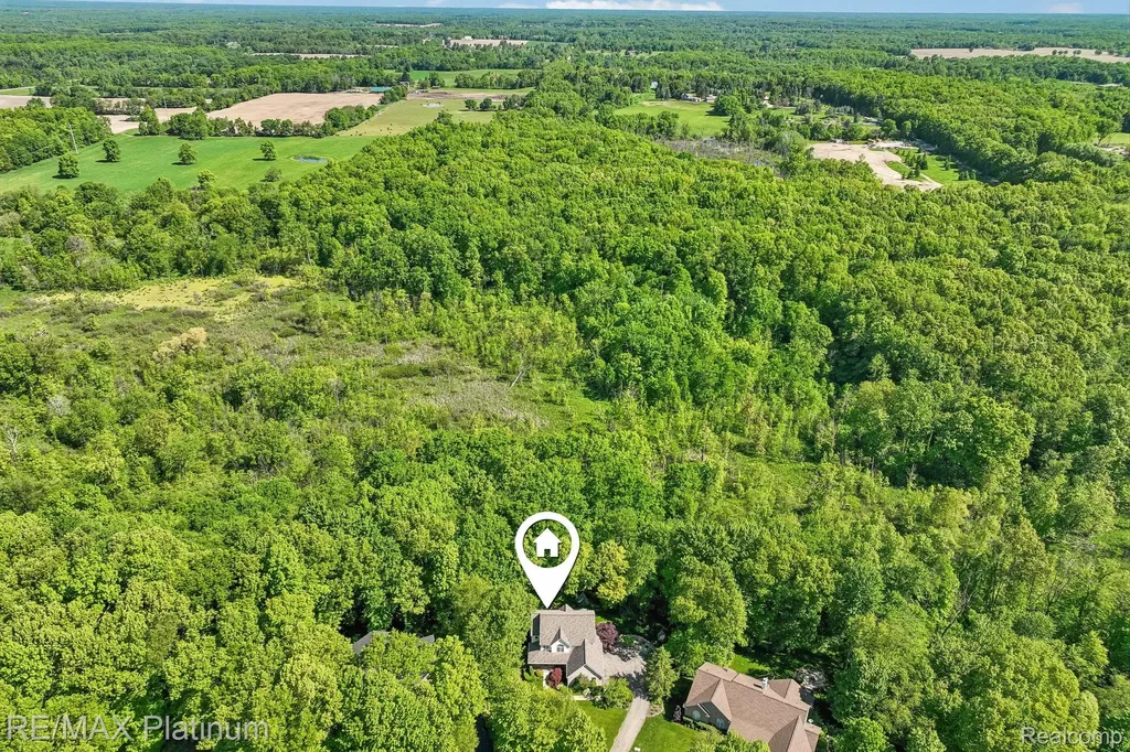 2260 Moorland's View Oceola Township MI 48855