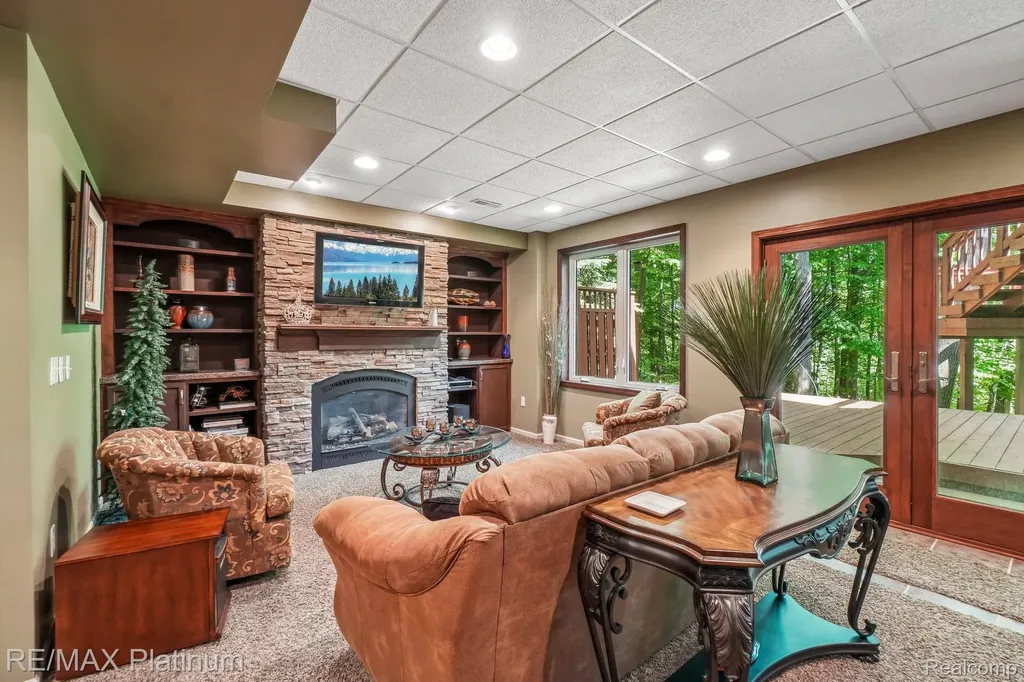 2260 Moorland's View Oceola Township MI 48855