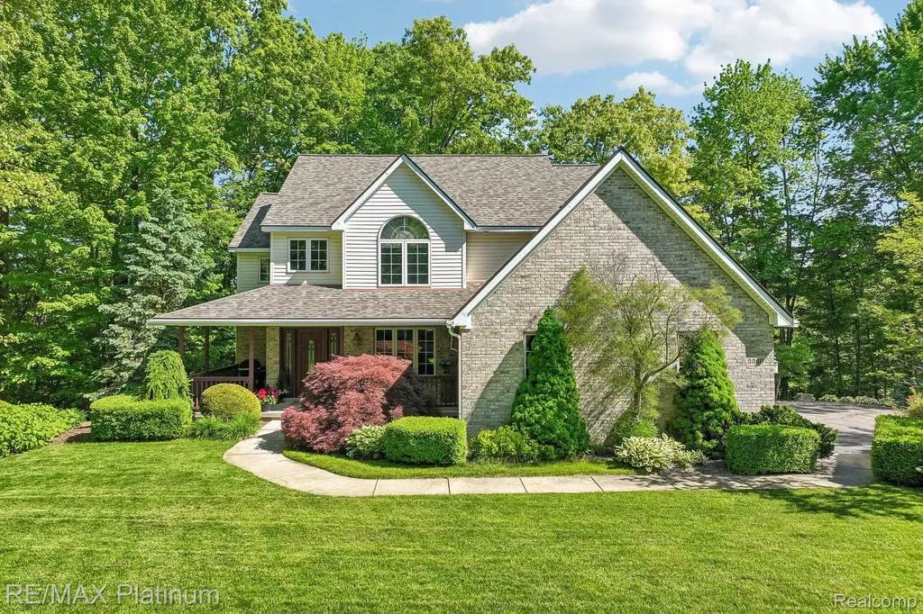 2260 Moorland's View Oceola Township MI 48855
