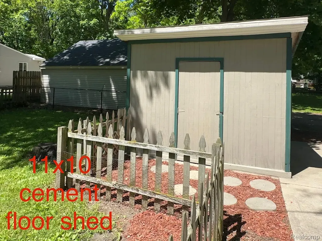 3003 Creston Avenue Lansing City MI 48906