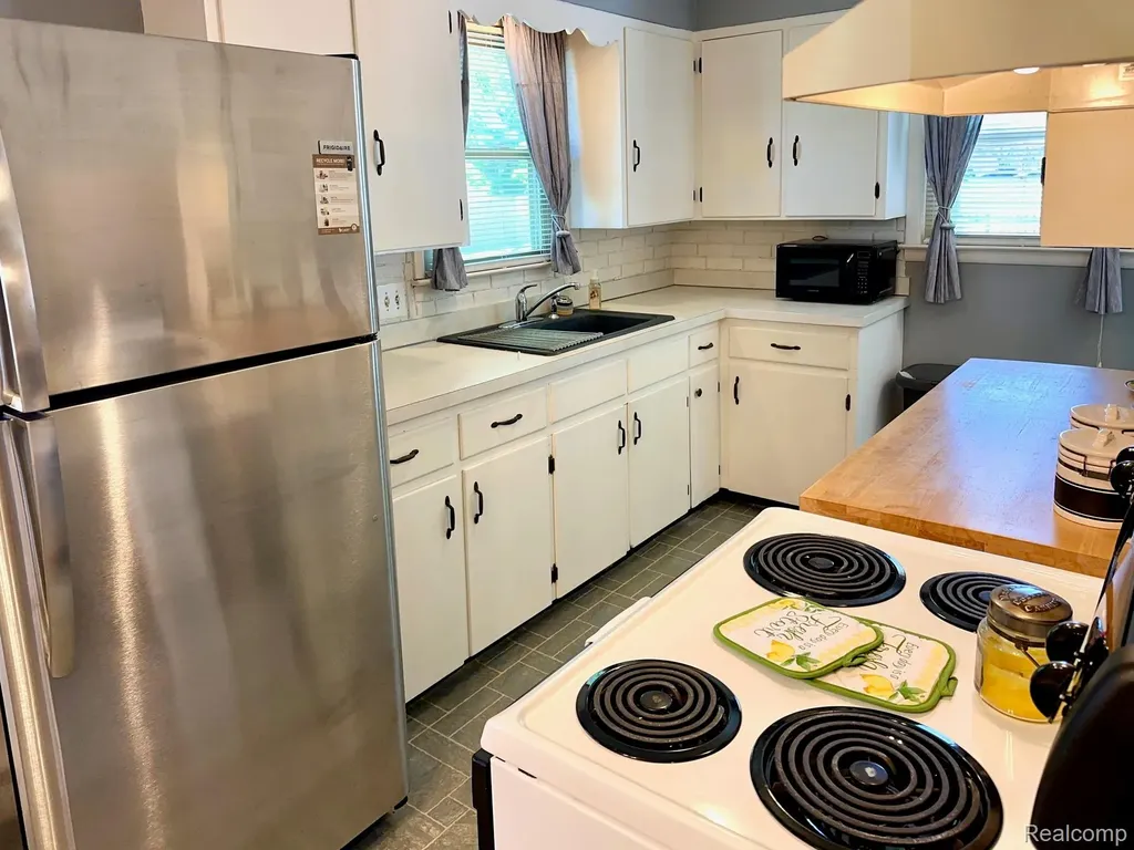 3003 Creston Avenue Lansing City MI 48906