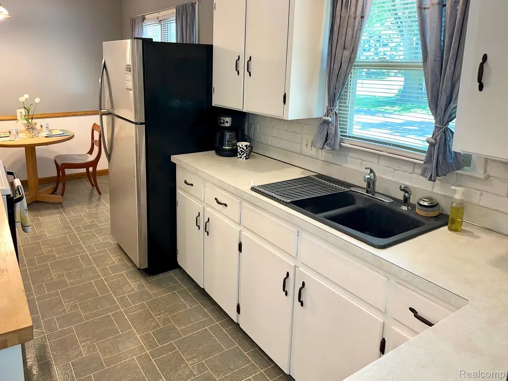 3003 Creston Avenue Lansing City MI 48906