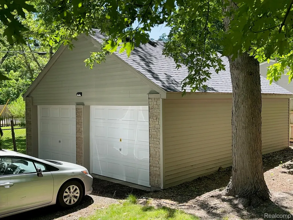 3003 Creston Avenue Lansing City MI 48906